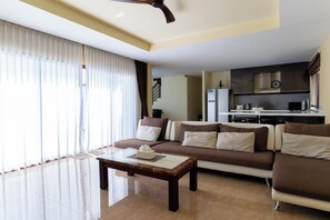 32-inch flat-screen TV with cable channels - East Villa 4 (Choeng Thale)