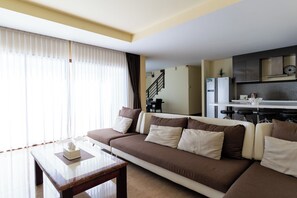 32-inch flat-screen TV with cable channels - East Villa 4 (Choeng Thale)