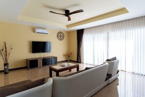 32-inch flat-screen TV with cable channels - East Villa 4 (Choeng Thale)