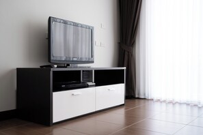 3 phòng ngủ, trang bị nội thất với thiết kế riêng biệt, bàn