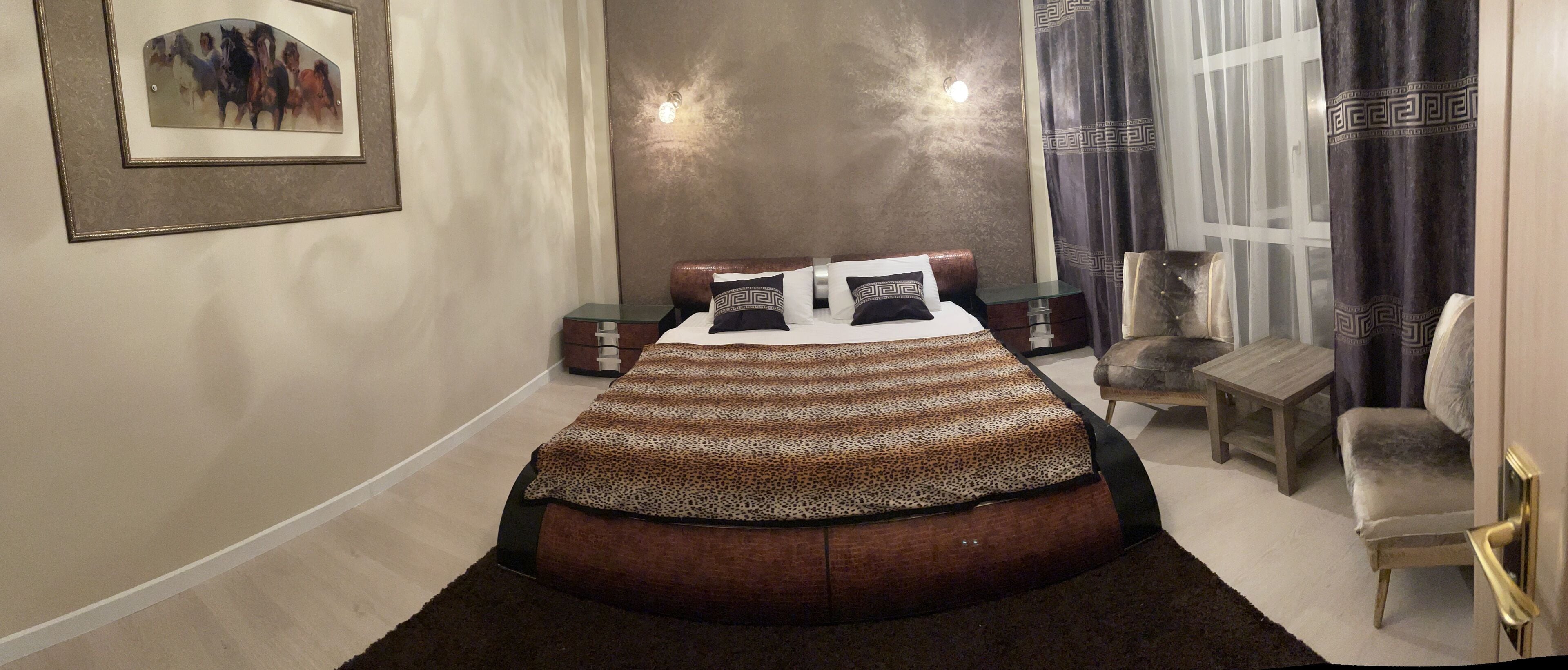 comfort room | individually decorated, individually furnished, laptop workspace