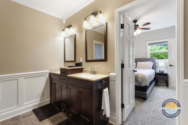 2 bedrooms, desk, iron/ironing board, WiFi