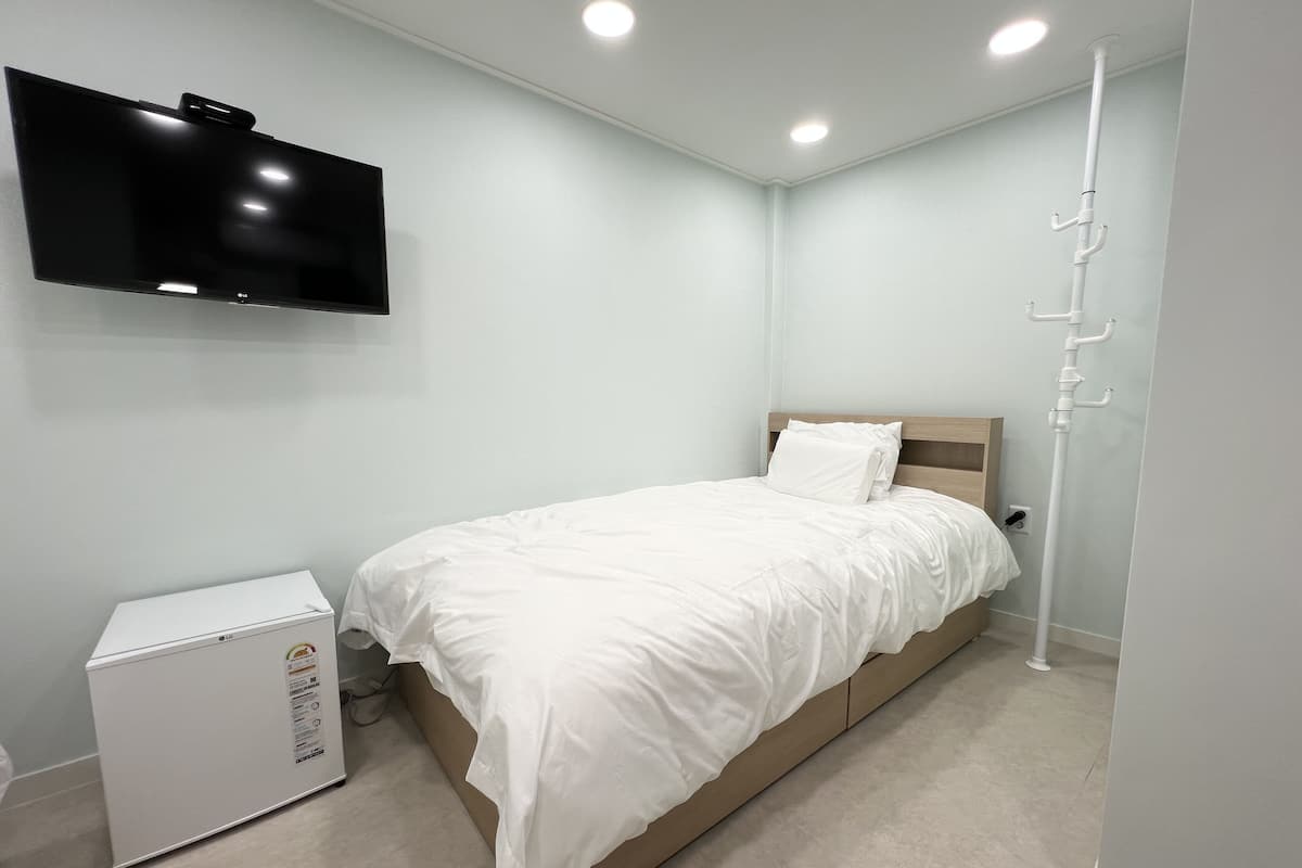 Deluxe Triple Room 106 | 2 bedrooms, premium bedding, down comforters, pillowtop beds