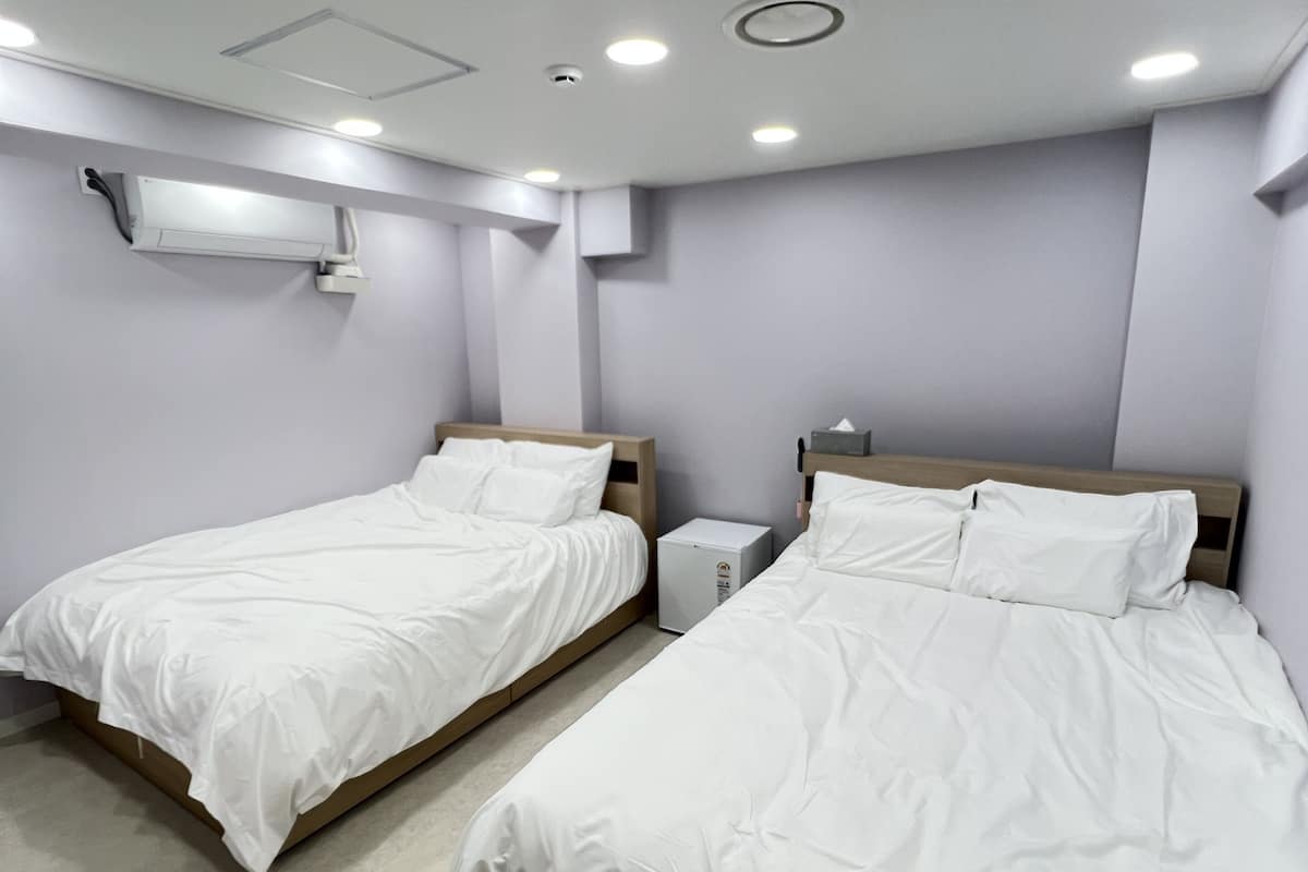 Deluxe Family Room 107 | 2 bedrooms, premium bedding, down comforters, pillowtop beds