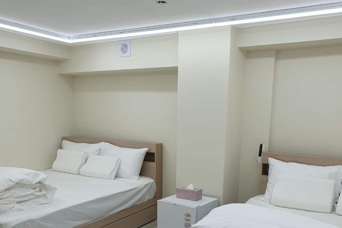 Deluxe Family Room 103 | 2 bedrooms, premium bedding, down comforters, pillowtop beds