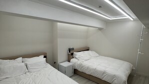 Deluxe Family Room 102 | 高級寝具、羽毛の掛け布団、ピロートップベッド、WiFi (無料)