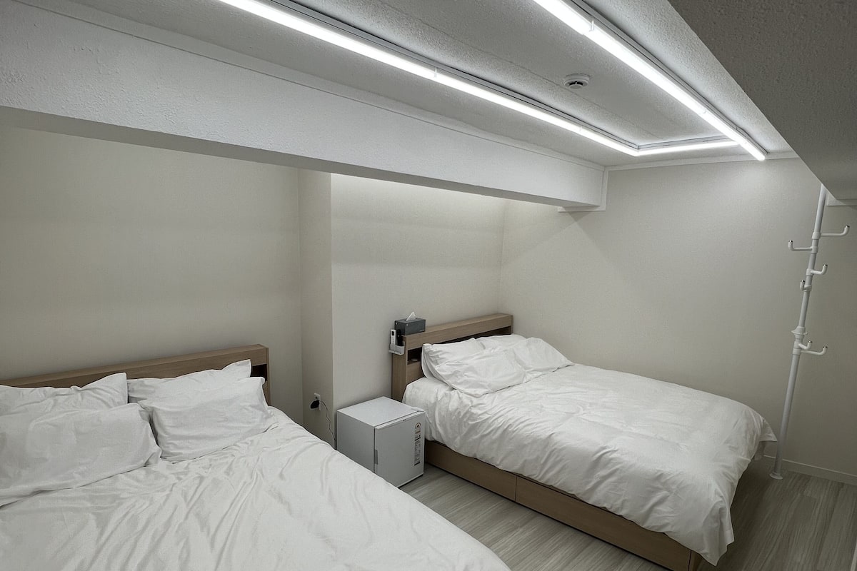 Deluxe Family Room 102 | 2 bedrooms, premium bedding, down comforters, pillowtop beds