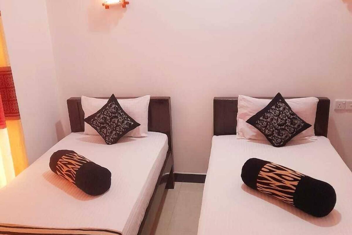 Habitación Deluxe con 2 camas individuales | Tabla de planchar con plancha y wifi gratis
