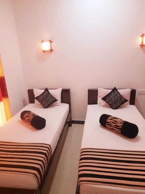Deluxe Twin Room | Iron/ironing board, free WiFi