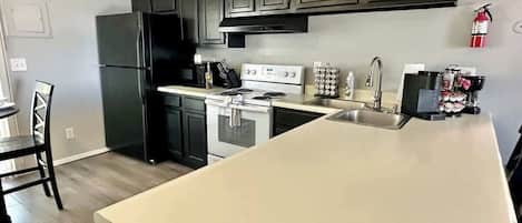 Réfrigérateur, micro-ondes, four, plaque de cuisson