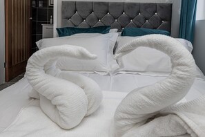 4 soverom, strykejern/-brett, internettilgang og sengetøy