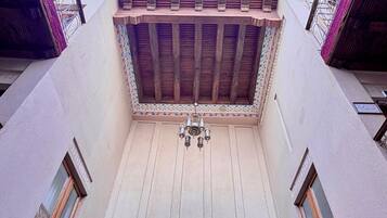 Utsikt mot gårdsplass