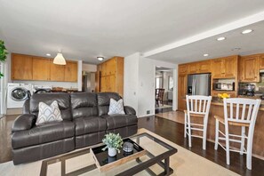 TV, Hulu, streaming services - 5br, Sleeps 10, 3 living rooms, Huge Back Yard (National City)