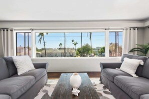 TV, Hulu, streaming services - 5br, Sleeps 10, 3 living rooms, Huge Back Yard (National City)