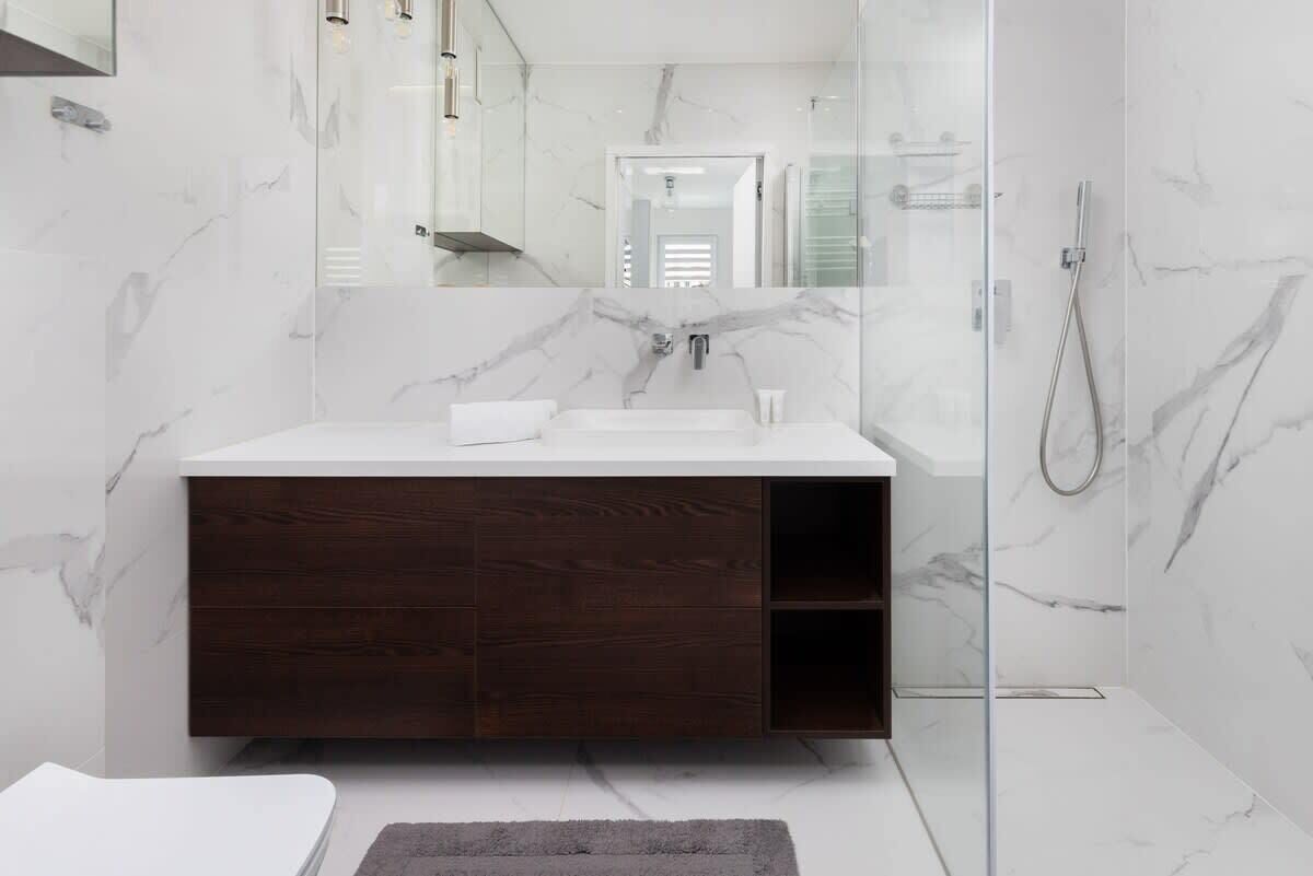 Douche, séchoir à cheveux, shampooing