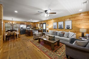 Smart TV, fireplace, video games, table football - Luxury Cabin | Theater, Game Room, Hot Tub (Gatlinburg)