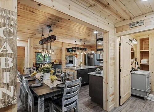 6BR Cabin | Theater, Hot Tub, Game Room