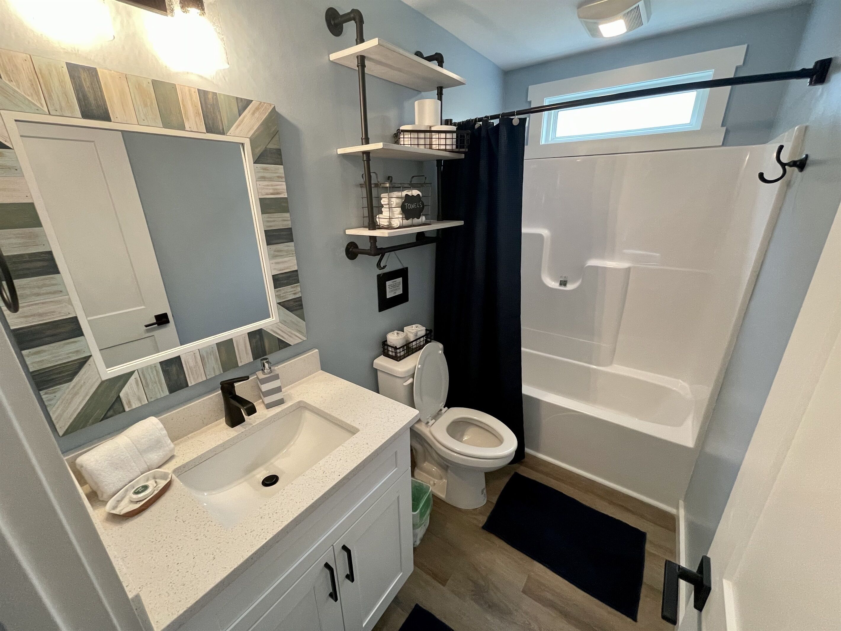 Bañera con ducha, toallas