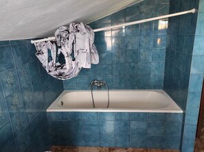 Sèche-cheveux, serviettes fournies, savon, papier toilette