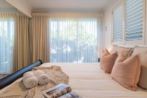5 bedrooms, iron/ironing board, free WiFi, bed sheets