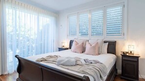 5 bedrooms, iron/ironing board, WiFi (free), bed sheets