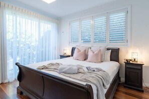 5 bedrooms, iron/ironing board, WiFi (free), bed sheets