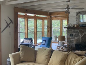 Chimenea y libros