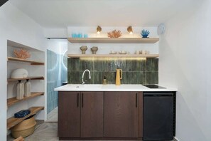 Geladeira, micro-ondas, cooktop, cafeteira/chaleira