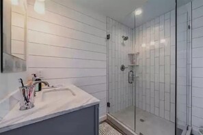 Shower - Cozy home sleeps 4 & just a few steps to the beach & Linens Included! (Edisto Island)
