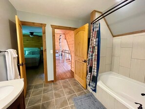 4 عدّة غرف نوم وواي فاي مجانًا وملاءات أسرّة