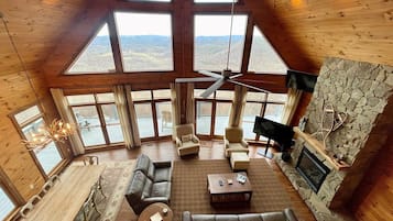 Een smart-tv, een open haard en tafelvoetbal