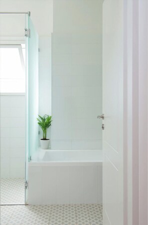 Apartment | Badezimmer | Kostenlose Toilettenartikel, Haartrockner, Handtücher, Seife
