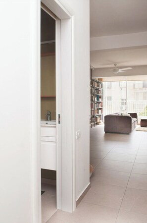 Apartment | Wohnbereich | 45-Zoll-Smart-TV mit Kabelempfang, Fernseher