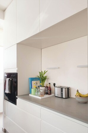 Apartment | Eigene Küche | Kühlschrank, Mikrowelle, Ofen, Herdplatte
