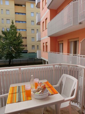 Outdoor dining - Holiday apartment with terrace near the sea (Bibione)