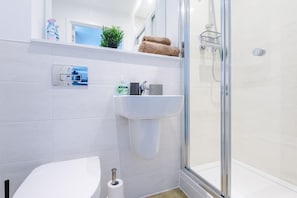 Casa | Baño | Tina con regadera, tina profunda, toallas
