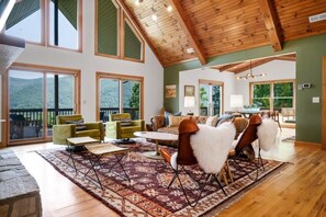 Smart TV, fireplace - Wildflower Cabin - 5 BR, 4.5 BA, 3 FPLC, 2 FP, HT (Maggie Valley)