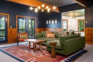 Smart TV, fireplace - Wildflower Cabin - 5 BR, 4.5 BA, 3 FPLC, 2 FP, HT (Maggie Valley)