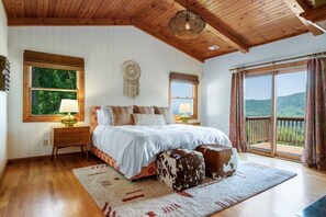 5 bedrooms, iron/ironing board, WiFi, bed sheets