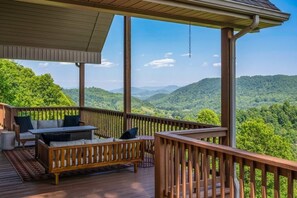 Outdoor dining - Wildflower Cabin - 5 BR, 4.5 BA, 3 FPLC, 2 FP, HT (Maggie Valley)