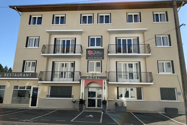 A multi-story building with a restaurant and hotel sign. - Le Costellan (Dagneux)