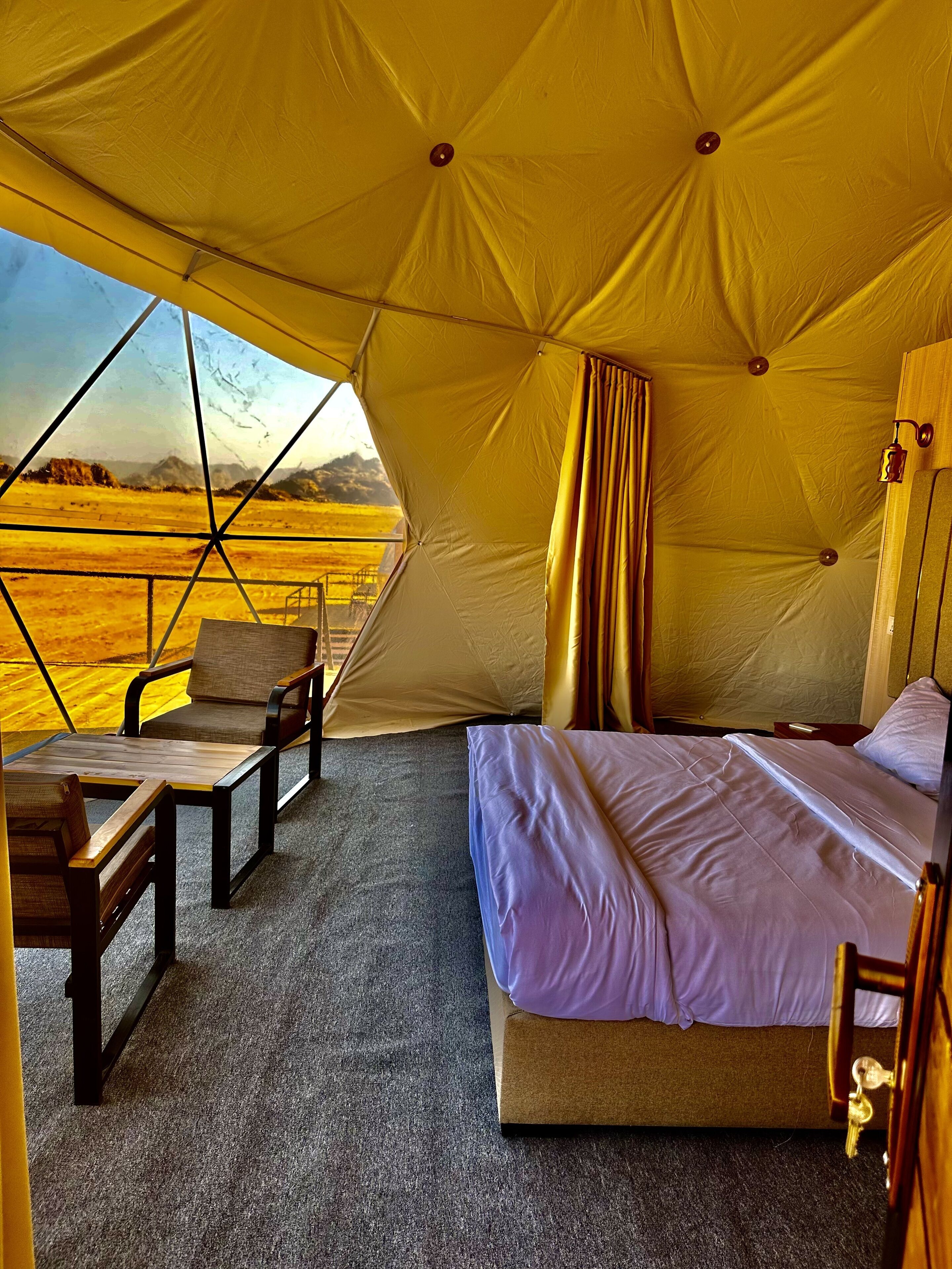 Martian Tent (Bubble Tent) | Individuell dekoriert, kostenloses WLAN, Bettwäsche