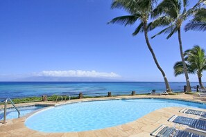 A heated pool - Modern Oceanfront studio, a Lanai, A/C and Whales (Lahaina)