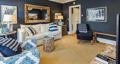 Beautiful Renovated 1 Bedroom Apartment Walk to Town & Jitney. Parking.