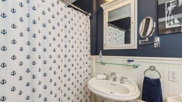 Serviettes fournies, savon, papier toilette