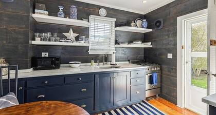 Beautiful Renovated 1 Bedroom Apartment Walk to Town & Jitney. Parking.