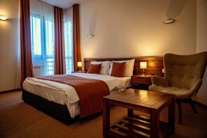 أسرّة بإسفنج يتكيف مع شكل الجسم وميني بار وخزنة داخل الغرفة ومكتب