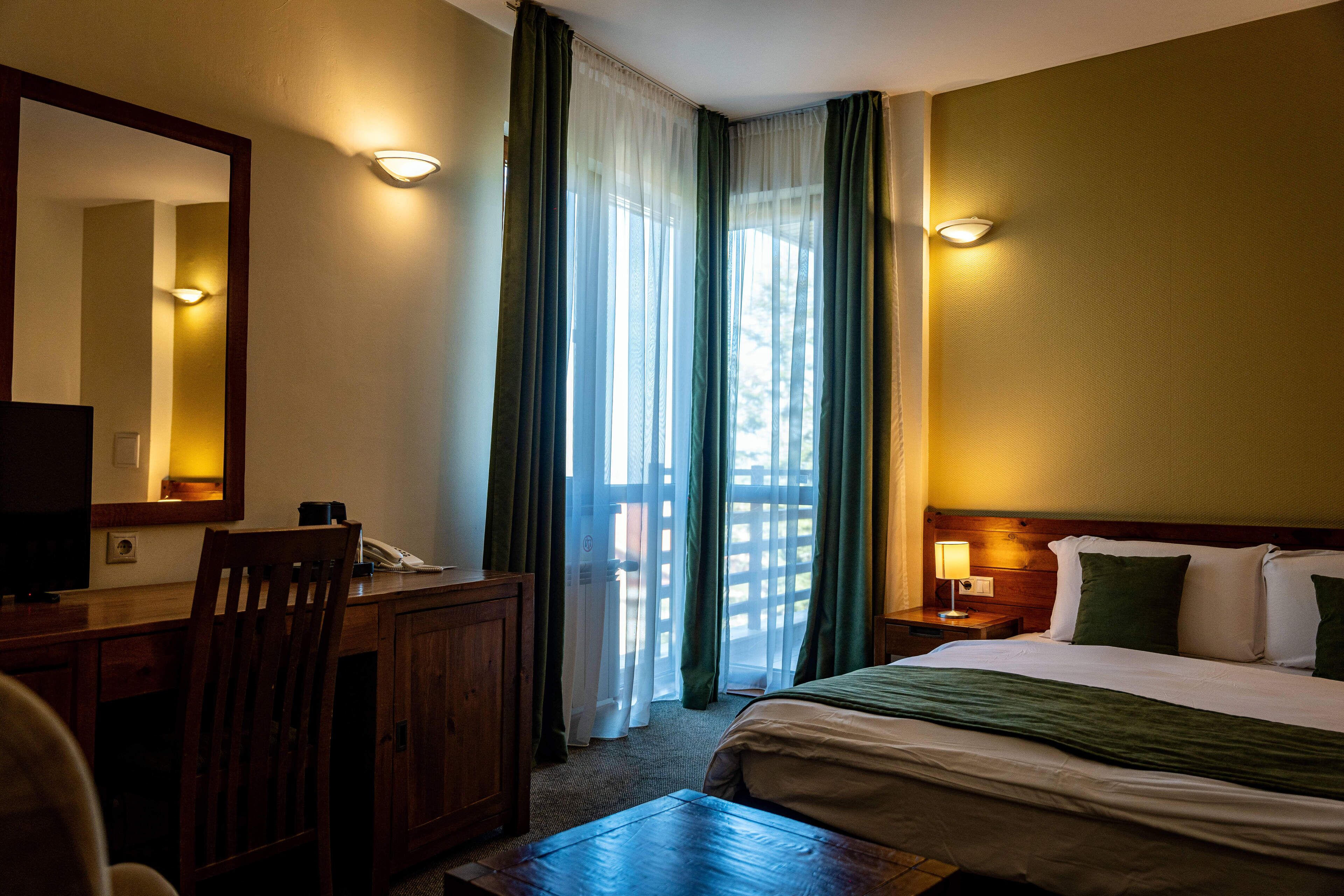 Dobbelt- eller tomannsrom – standard | Memory foam-senger, minibar, safe på rommet og skrivebord