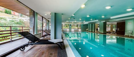 室內泳池;泳池傘、躺椅