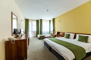 Dobbelt- eller tomannsrom – deluxe | Memory foam-senger, minibar, safe på rommet og skrivebord